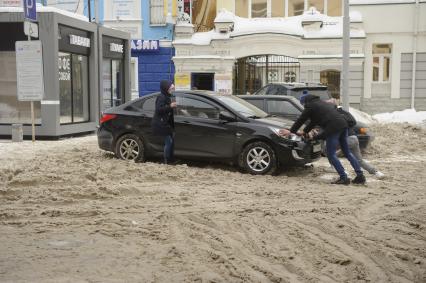 Екатеринбург. Горожане помогают водителю выехать из снежной каши