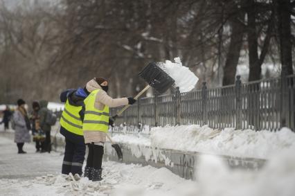 Екатеринбург. Дворники убирают снег с улиц города