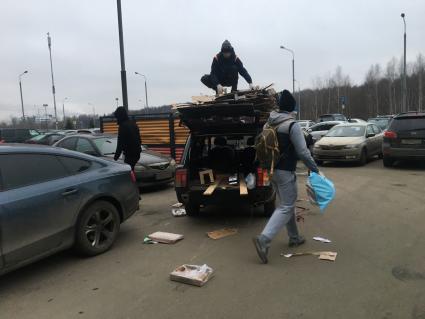 Москва. Дворники собирают картон и грузят на машину.