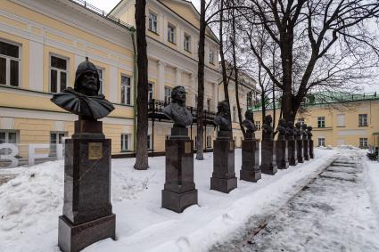 Москва. Бюсты всех лидеров СССР на `Аллее правителей` в сквере у Музея военной формы одежды Российского военно-исторического общества (РВИО).