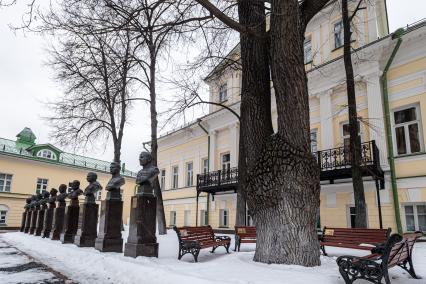 Москва. Бюсты всех лидеров СССР на `Аллее правителей` в сквере у Музея военной формы одежды Российского военно-исторического общества (РВИО).