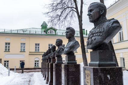 Москва. Бюсты всех лидеров СССР на `Аллее правителей` в сквере у Музея военной формы одежды Российского военно-исторического общества (РВИО).