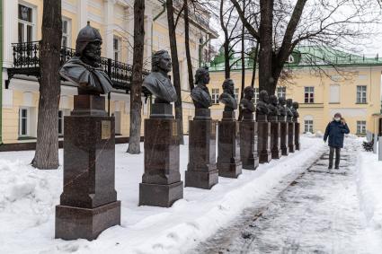 Москва. Бюсты всех лидеров СССР на `Аллее правителей` в сквере у Музея военной формы одежды Российского военно-исторического общества (РВИО).