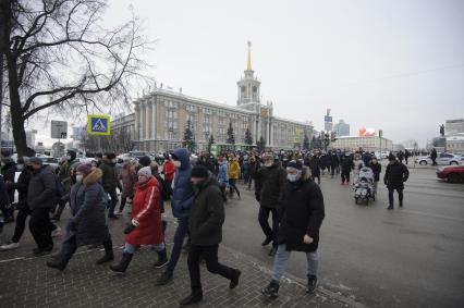 Екатеринбург. Участники несанкционированного шествия сторонников оппозиционера Алексея Навального проходят мимо здания администрации города