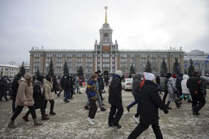 Екатеринбург. Участники несанкционированного шествия сторонников оппозиционера Алексея Навального проходят мимо здания администрации города