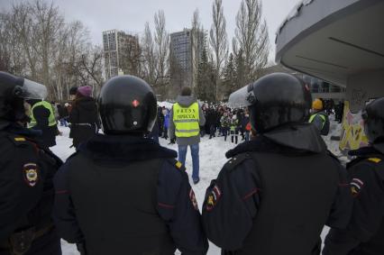 Екатеринбург. Сотрудники полиции и журналист во время несанкционированного шествия сторонников оппозиционера Алексея Навального