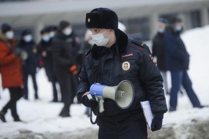 Екатеринбург. Сотрудник полиции с громкоговорителем, во время несанкционированного шествия сторонников оппозиционера Алексея Навального