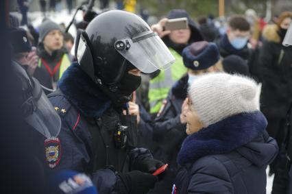 Екатеринбург. Сотрудник полиции беседует с пожилой женщиной, во время несанкционированного шествия сторонников оппозиционера Алексея Навального