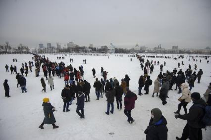 Екатеринбург. Участники несанкционированного шествия сторонников оппозиционера Алексея Навального уходят на другой берег городского пруда от стычек с ОМОНом