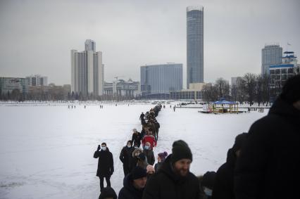 Екатеринбург. Участники несанкционированного шествия сторонников оппозиционера Алексея Навального уходят на другой берег городского пруда от стычек с ОМОНом