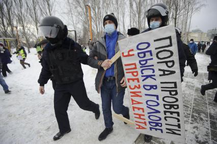 Екатеринбург. Сотрудники полиции задерживают участника несанкционированного шествия сторонников оппозиционера Алексея Навального