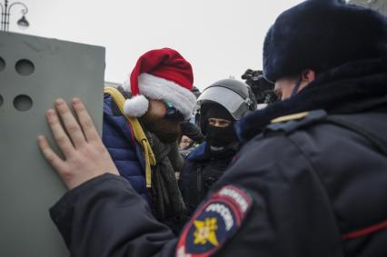 Екатеринбург. Сотрудники полиции задерживают участника несанкционированного шествия сторонников оппозиционера Алексея Навального