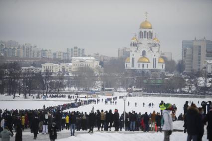 Екатеринбург. Участники несанкционированного шествия сторонников оппозиционера Алексея Навального уходят на другой берег городского пруда от стычек с ОМОНом