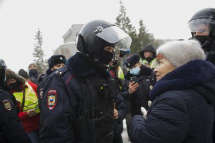 Екатеринбург. Сотрудник полиции беседует с пожилой женщиной, во время несанкционированного шествия сторонников оппозиционера Алексея Навального