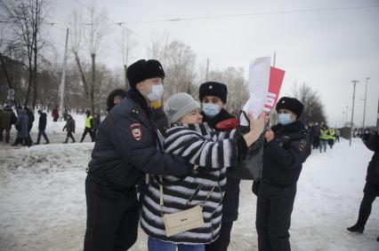 Екатеринбург. Сотрудники полиции задерживают участницу несанкционированного шествия сторонников оппозиционера Алексея Навального