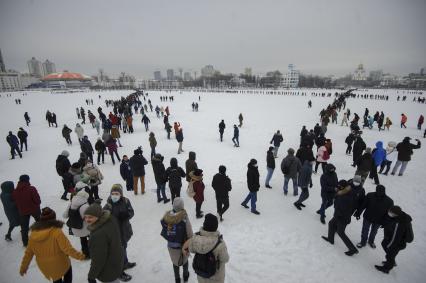 Екатеринбург. Участники несанкционированного шествия сторонников оппозиционера Алексея Навального уходят на другой берег городского пруда от стычек с ОМОНом