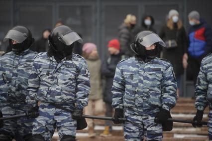 Екатеринбург. Сотрудники ОМОН, во время несанкционированного шествия сторонников оппозиционера Алексея Навального