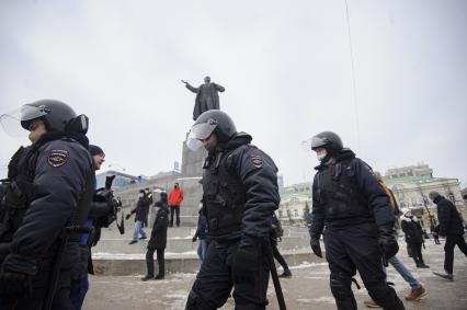 Екатеринбург. Сотрудники полиции во время  несанкционированного шествия сторонников оппозиционера Алексея Навального