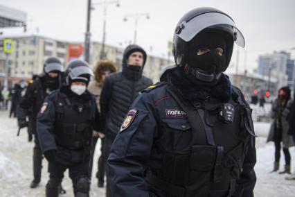 Екатеринбург. Сотрудники полиции задерживают участника несанкционированного шествия сторонников оппозиционера Алексея Навального