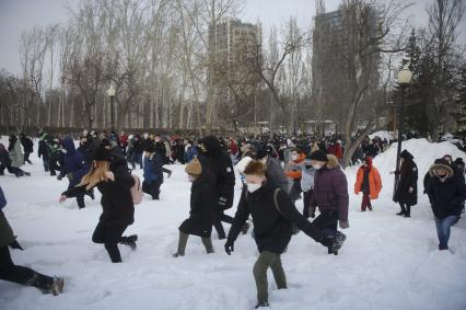 Екатеринбург. Участники несанкционированного шествия сторонников оппозиционера Алексея Навального прорываются из оцепленной полицией территории