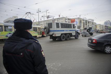 Екатеринбург. Машины ОМОН во время несанкционированного шествия сторонников оппозиционера Алексея Навального