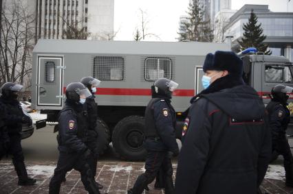 Екатеринбург. Сотрудники полиции у здания дома правительства Свердловской области, во время несанкционированного шествия сторонников оппозиционера Алексея Навального