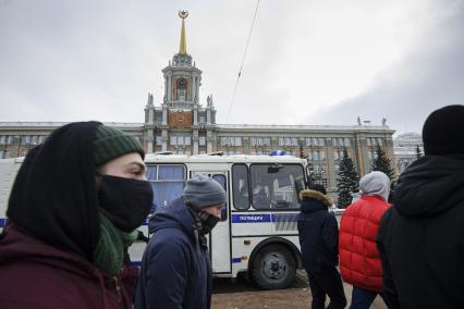 Екатеринбург. Участники несанкционированного шествия сторонников оппозиционера Алексея Навального проходят мимо здания администрации города