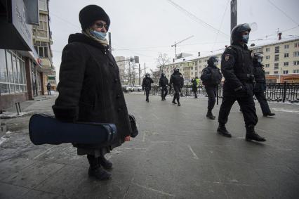 Екатеринбург. Сотрудники полиции покидают место проведения несанкционированного шествия сторонников оппозиционера Алексея Навального