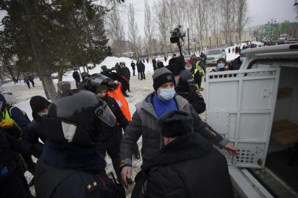 Екатеринбург. Сотрудники полиции задерживают участника несанкционированного шествия сторонников оппозиционера Алексея Навального