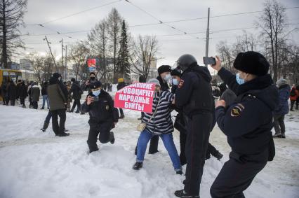 Екатеринбург. Сотрудники полиции задерживают участницу несанкционированного шествия сторонников оппозиционера Алексея Навального