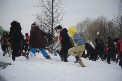 Екатеринбург. Участники несанкционированного шествия сторонников оппозиционера Алексея Навального прорываются из оцепленной полицией территории