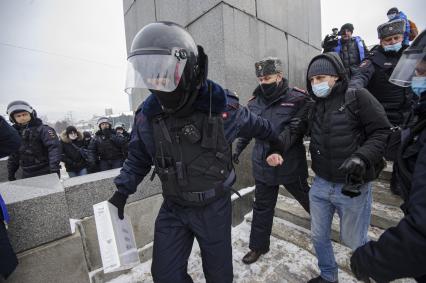 Екатеринбург. Сотрудники полиции задерживают участника несанкционированного шествия сторонников оппозиционера Алексея Навального