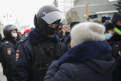 Екатеринбург. Сотрудник полиции беседует с пожилой женщиной, во время несанкционированного шествия сторонников оппозиционера Алексея Навального