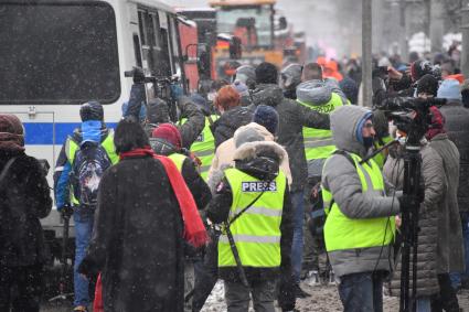 Москва.  Представители СМИ во время несанкционированной акции в поддержку Алексея Навального на одной из улиц города.