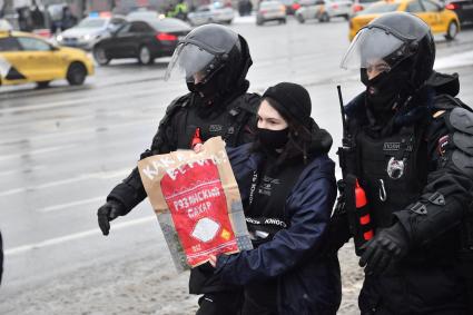 Москва.  Сотрудники правоохранительных органов задерживают участницу несанкционированной акции в поддержку оппозиционера Алексея Навального.