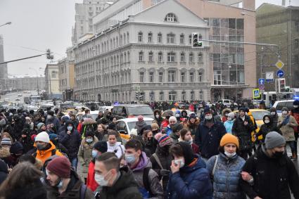 Москва.  Участники несанкционированной акции в поддержку Алексея Навального на одной из улиц города.