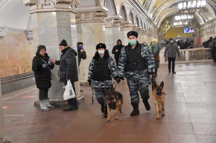 Москва. Сотрудники правоохранительных органов дежурят на станции метро `Комсомольская`  во время несанкционированной акции в поддержку Алексея Навального.