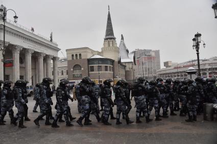 Москва. Сотрудники правоохранительных органов  во время несанкционированной акции в поддержку Алексея Навального у станции метро `Комсомольская`.