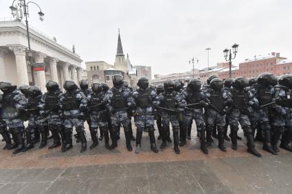 Москва. Сотрудники правоохранительных органов во время несанкционированной акции в поддержку Алексея Навального у станции метро `Комсомольская`.
