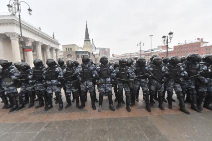 Москва. Сотрудники правоохранительных органов  во время несанкционированной акции в поддержку Алексея Навального у станции метро `Комсомольская`.