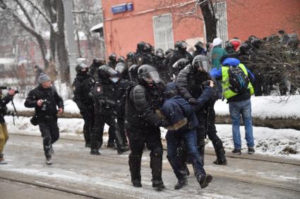 Москва.  Сотрудники правоохранительных органов задерживают участника несанкционированной акции в поддержку оппозиционера Алексея Навального.