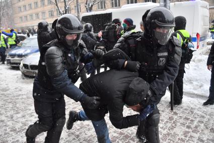 Москва.  Сотрудники правоохранительных органов задерживают участника несанкционированной акции в поддержку оппозиционера Алексея Навального.