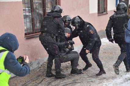 Москва.  Сотрудники правоохранительных органов задерживают участника несанкционированной акции в поддержку оппозиционера Алексея Навального.