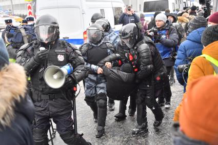 Москва.  Сотрудники правоохранительных органов задерживают участника несанкционированной акции в поддержку оппозиционера Алексея Навального.