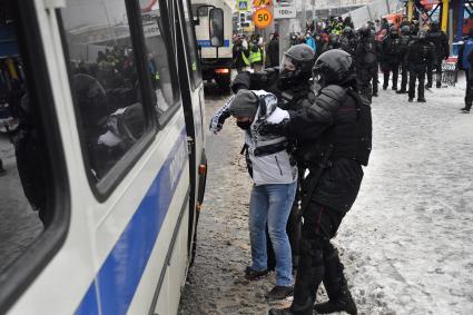 Москва.  Сотрудники правоохранительных органов задерживают участника несанкционированной акции в поддержку оппозиционера Алексея Навального.