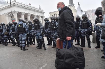 Москва. Сотрудники правоохранительных органов  во время несанкционированной акции в поддержку Алексея Навального у станции метро `Комсомольская`.