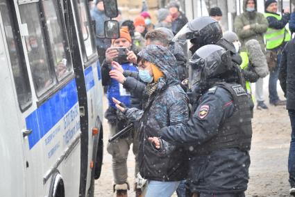 Москва.  Сотрудники правоохранительных органов задерживают участника несанкционированной акции в поддержку оппозиционера Алексея Навального.