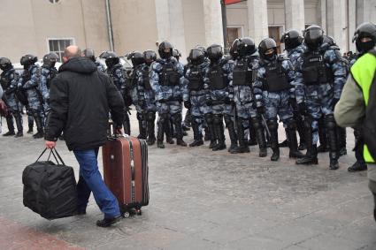Москва. Сотрудники правоохранительных органов во время несанкционированной акции в поддержку Алексея Навального у станции метро `Комсомольская`.