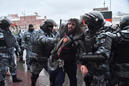 Москва. Сотрудники правоохранительных органов задерживают участника несанкционированной акции в поддержку оппозиционера Алексея Навального.