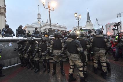 Москва. Сотрудники правоохранительных органов  во время несанкционированной акции в поддержку Алексея Навального у станции метро `Комсомольская`.